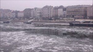 Венгрия. Зимний Будапешт. Ледоход на Дунае с моста Свободы.