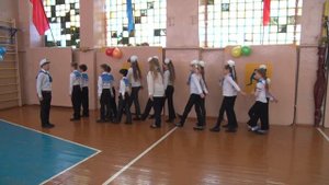 Школьники соревновались в умении маршировать и петь строевые песни