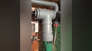 Объединены в гараже вытяжка с погреба с коптильней Голден-Смокер в одной трубе.