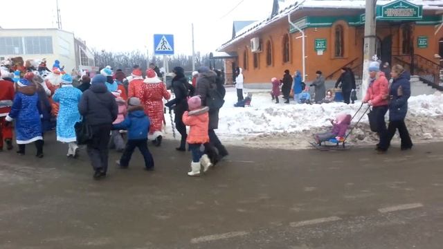 Шествие Дедов Морозов, Снегурочек и сказочных персонажей смотреть онлайн