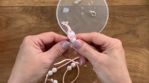 Онлайн  мастер-класс изготовления браслета из шнура и бусин