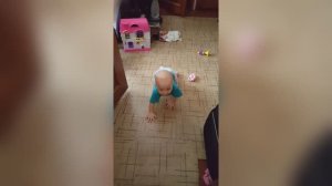 Диме 9 месяцев. Ползает