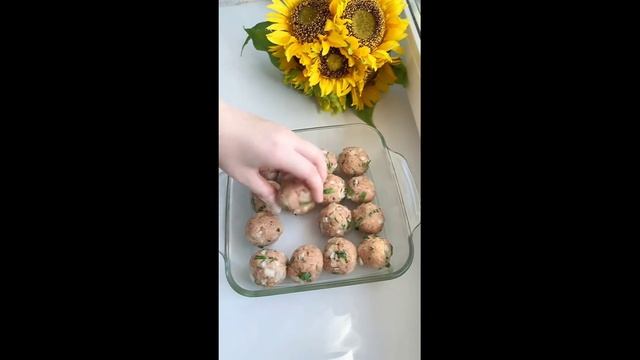 КУРИНЫЕ ФРИКАДЕЛЬКИ В СЛИВОЧНОМ СОУСЕ