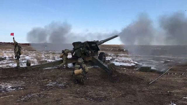 The battery of howitzers "Msta-B" fires смотреть онлайн
