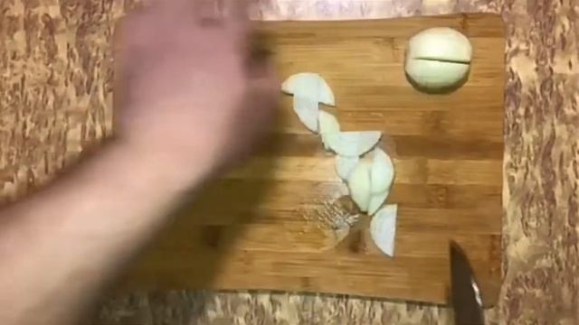 Шашлык из курицы и говядины, а ещё сосиски на мангале