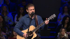 Город мой на вершине горы стоит.