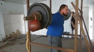 присідання з штангою 190кг(коли в залі не вистачає блінів )squatting with a barbell