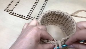 Красивая обвязка края корзинки ленточной пряжей