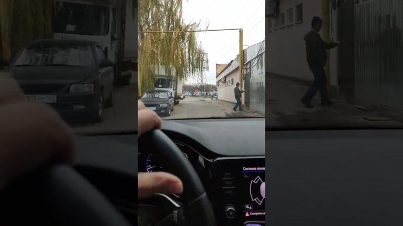 Яша себе изменяет.