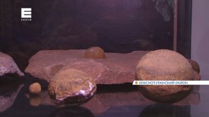 Необычные шарообразные камни обнаружили на берегу красноярского водохранилища на юге края