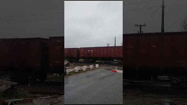 ТЭ33А-0067 (ТЧЭ-2 Ақтөбе). Грузовой поезд ЖД переезд поселок красина близ моста Иртыш.