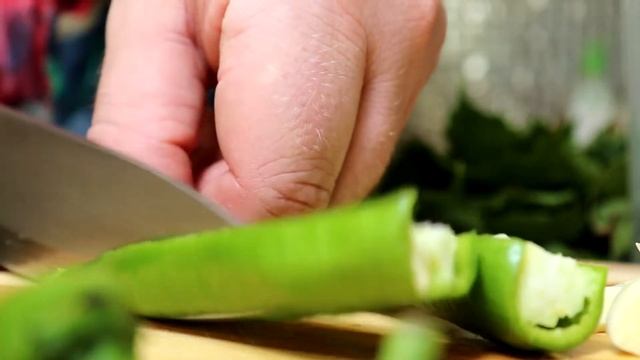 БОЧКОВЫЕ ХРУСТЯЩИЕ СОЛЕНЫЕ ОГУРЦЫ ХОЛОДНЫМ ПОСОЛОМ (БЫСТРЫЙ И ВКУСНЫЙ РЕЦЕПТ) смотреть онлайн