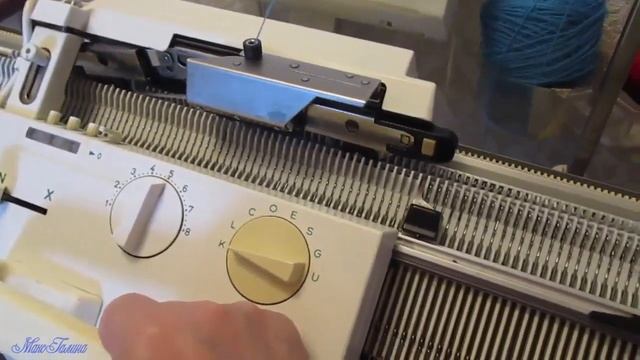 8 Урок Вяжем 2 х цветное однофантурное прессовое переплетение без моноблока смотреть онлайн