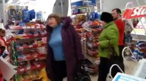 Как люди дуркуют в общественных местах. Вроде и прилично одета. Видео для впечатлений. Шабаш в магаз