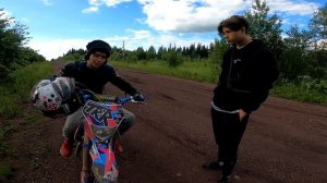ШКОЛЬНИК УЧИТЬСЯ СТАНТИТЬ НА ПИТБАЙКЕ