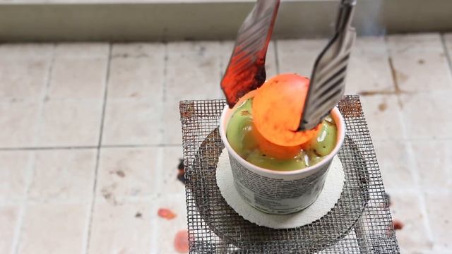 Железный шар 1000 градусов с зубной пастой - Реакция горения