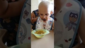 Сынок. Ребёнок сам кушает суп. по усам текло. вкусный суп.