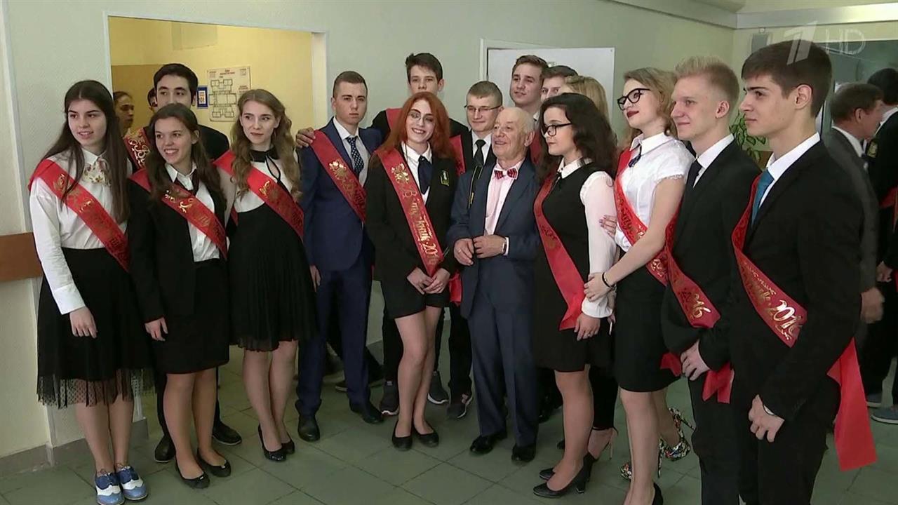 Для десятков тысяч российских школьников сегодня прозвучал последний звонок