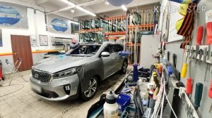 Замена лобового стекла на Kia Sorento. Замена автомобильных стекол в Москве.