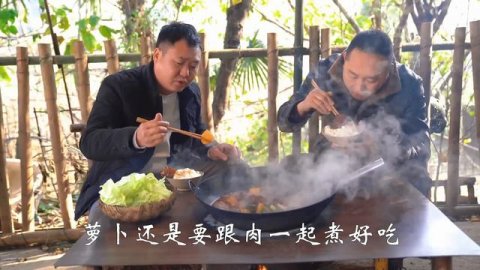 10斤羊排,二弟做“辣椒炒羊排”,香辣可口一人一個抱著啃真解饞|Mukbang【鐵鍋視頻】