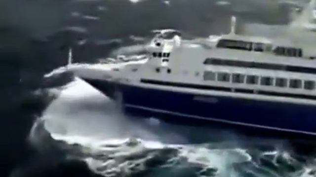 Морской круизный лайнер попал в шторм(