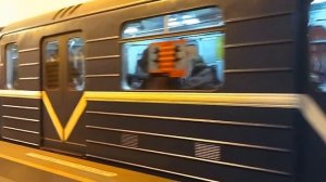 СПБ Метро: 81-540 Отъезжает от станции "Невский Проспект".