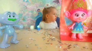 РАСПАКОВКА Игрушки Тролли Розочка Сюрприз для Ксюши Разыгрываем Здоровяка!!! Новое видео для детей