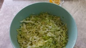 Салат из молодой капусты с огурцом.