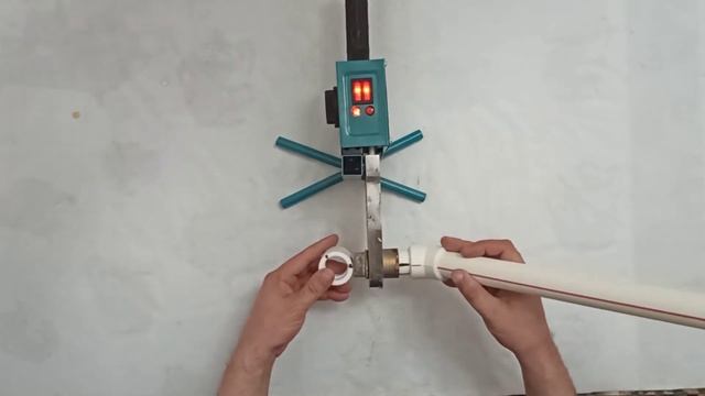 Бюджетный, быстрый и доступный штатив для телефона из пластиковой трубы смотреть онлайн