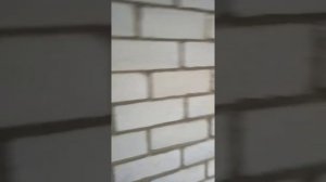 Пеноизол на стенах фасада снаружи и внутри пустот. Утеплитель паропроницаемый семейства пенопласта.