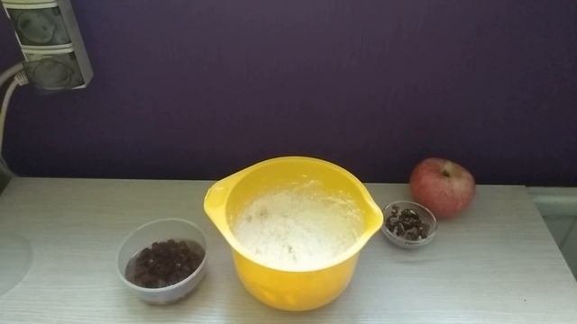 Творожная запеканка с яблоком, изюмом и грецкими орехами/ Рецепт приготовления.