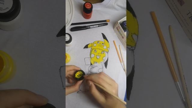 я рисую на футболке пикачу. очень долгое но интересное видео. смотреть онлайн