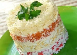 СЛОЁНЫЙ САЛАТ С КРАБОВЫМИ ПАЛОЧКАМИ И МОРКОВЬЮ