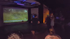 Парень порвал зал своим исполнением караоке! | Поёт смешно