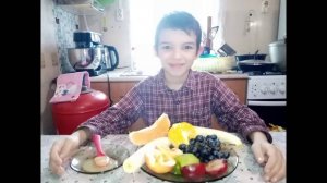 Салат фруктовый со сметаной. Делает Валерий