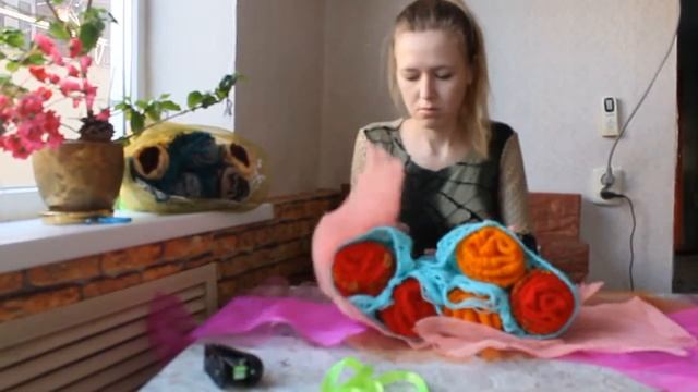 букет сделанный своими руками руками из вязанных носков к 8 марта. смотреть онлайн