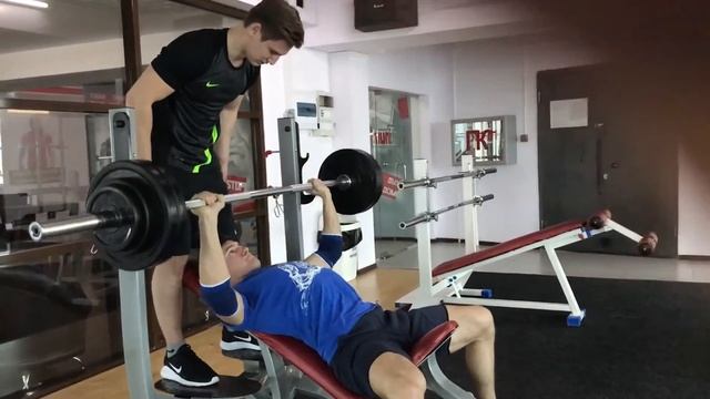 Жим штанги на наклонной скамье 95кг смотреть онлайн