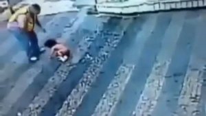 Ребёнок упал в 3 этаж но жив
