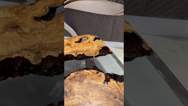 Уникальный журнальный стол с ножками из массива дерева с эпоксидной смолой.