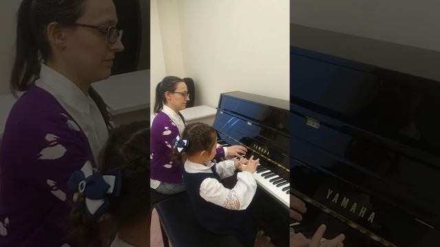 Хузиева Динара, 7 лет. В.Шаинский " Песенка кота Леопольда ". преп.Угрехелидзе М.Г. смотреть онлайн