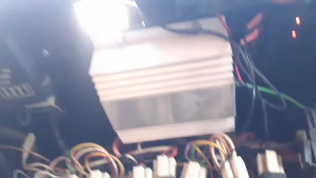 Полез в проводку. Устанавливаю дополнительный блок предохранителей на #камазе и ближайшие планы. смотреть онлайн