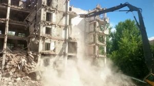 Снос старого ветхого здания. Футаж