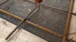 Как вязать арматуру с помощью крючка вязального.