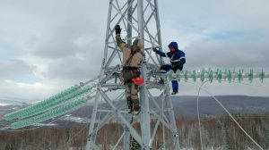 Подъем и закрепление натяжных гирлянд изоляторов на анкерно-угловой опоре У500н-1.С8