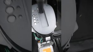 Nissan juke. Блокировка рычага акпп не срабатывает, не переключается рычаг из положения паркинг.