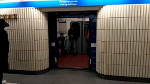 Двойные двери в метро Санкт-Петербург