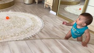 Малыш ползает за мячиком 🏀 играем с малышом. Малыш играет с мячиком