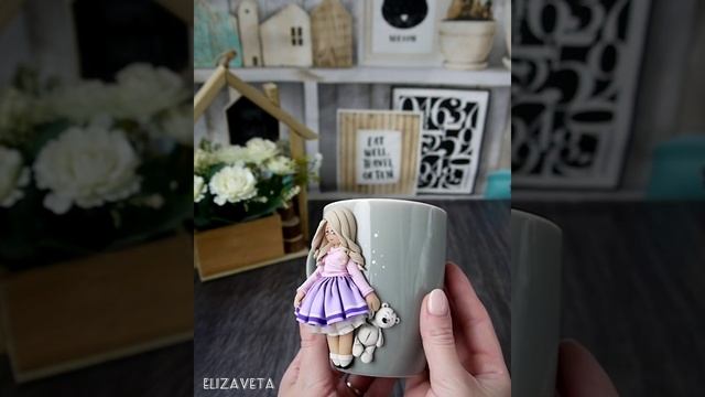 Кружка с декором из полимерной глины Девочка на кружке с мишкой. Подробности в описании под видео.