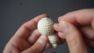 Как прятать нити при вязании амигуруми. How to hide knots in amigurumi.