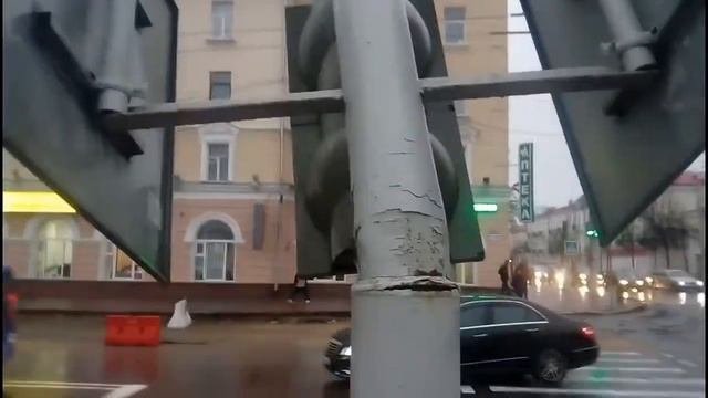 Согнутый столб смотреть онлайн